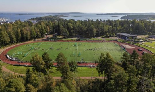 Fotballarena omkranset av trær