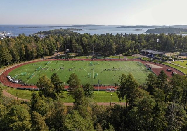 Fotballarena omkranset av trær